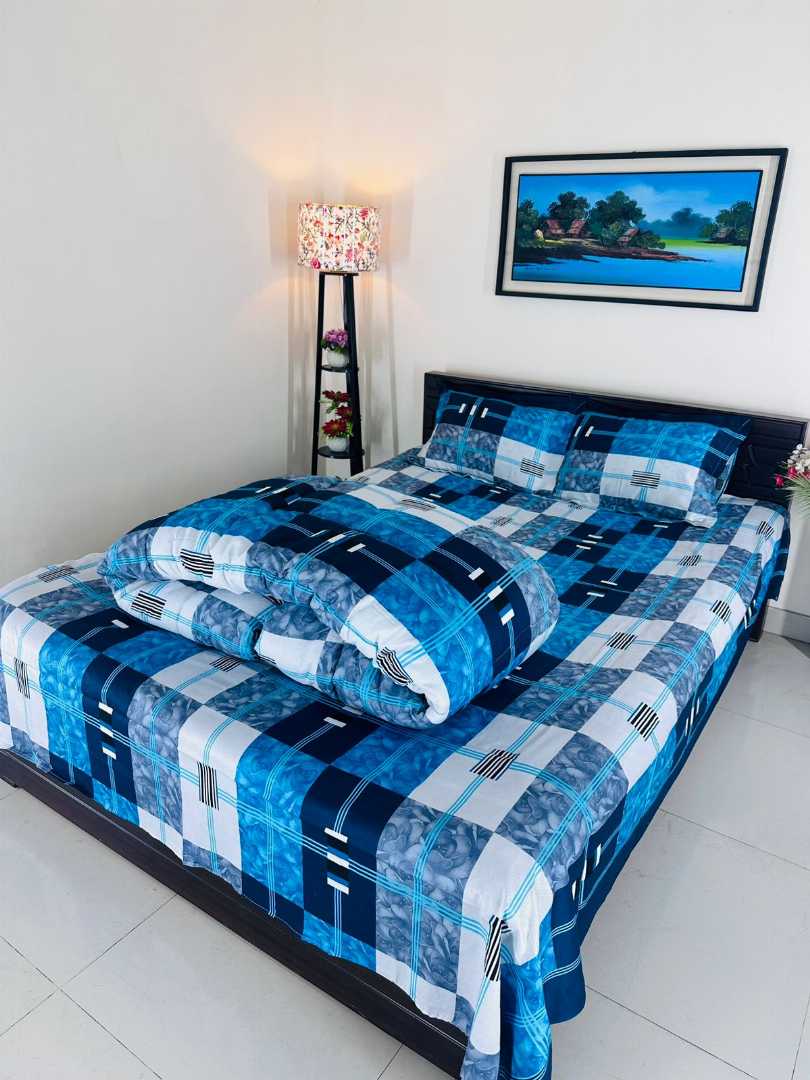 High-Quality,Fiber-Filled,Comforter,–,Soft,,Warm,&,Skin-Friendly