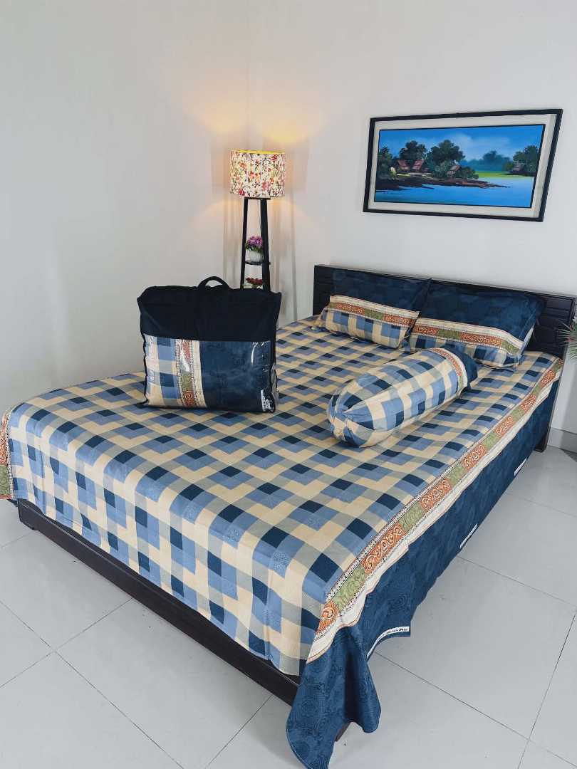 High-Quality,Fiber-Filled,Comforter,–,Soft,,Warm,&,Skin-Friendly