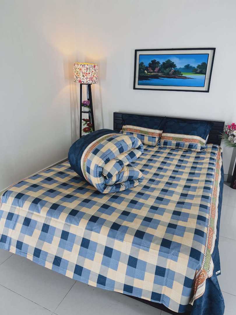 High-Quality,Fiber-Filled,Comforter,–,Soft,,Warm,&,Skin-Friendly
