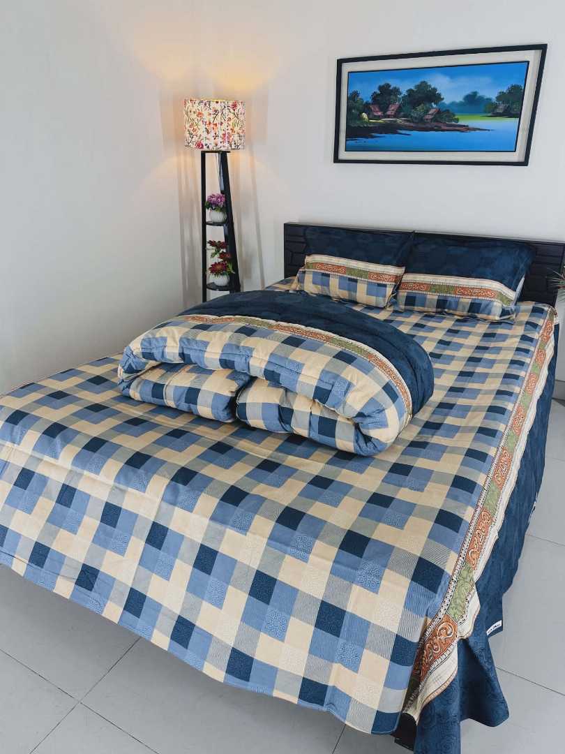 High-Quality,Fiber-Filled,Comforter,–,Soft,,Warm,&,Skin-Friendly