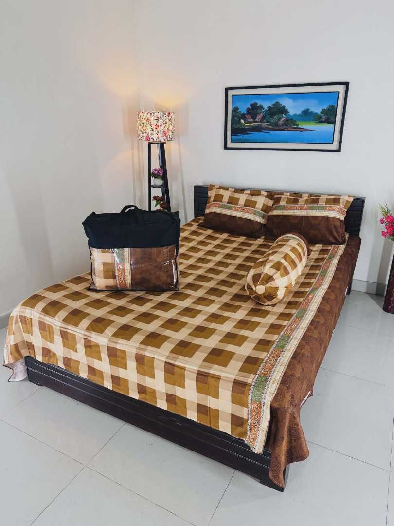 High-Quality,Fiber-Filled,Comforter,–,Soft,,Warm,&,Skin-Friendly