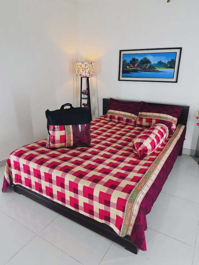 High-Quality,Fiber-Filled,Comforter,–,Soft,,Warm,&,Skin-Friendly