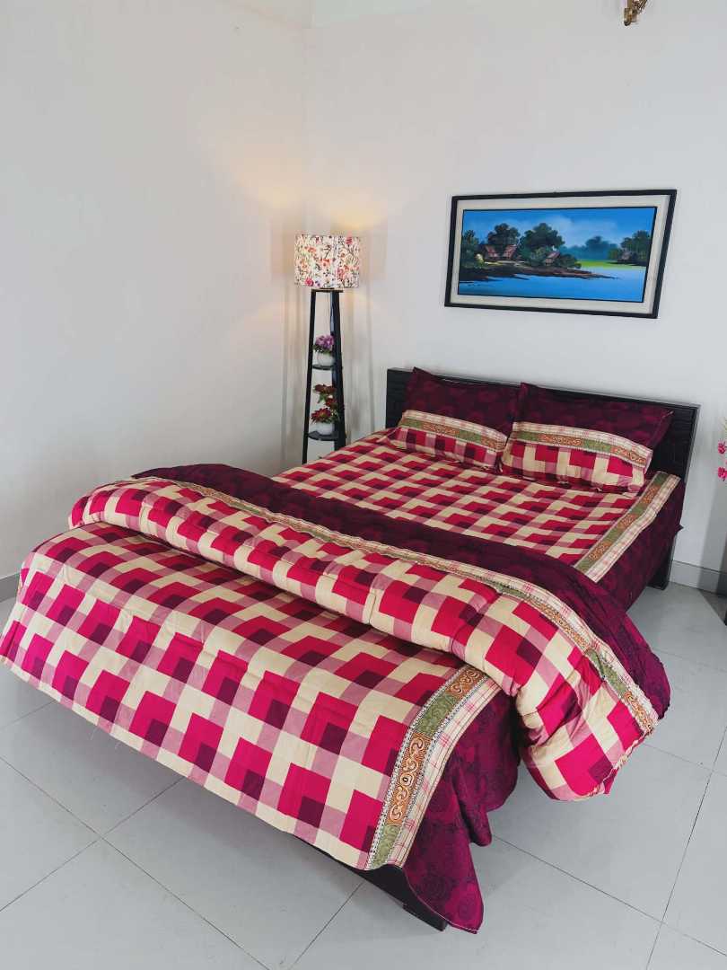 High-Quality,Fiber-Filled,Comforter,–,Soft,,Warm,&,Skin-Friendly