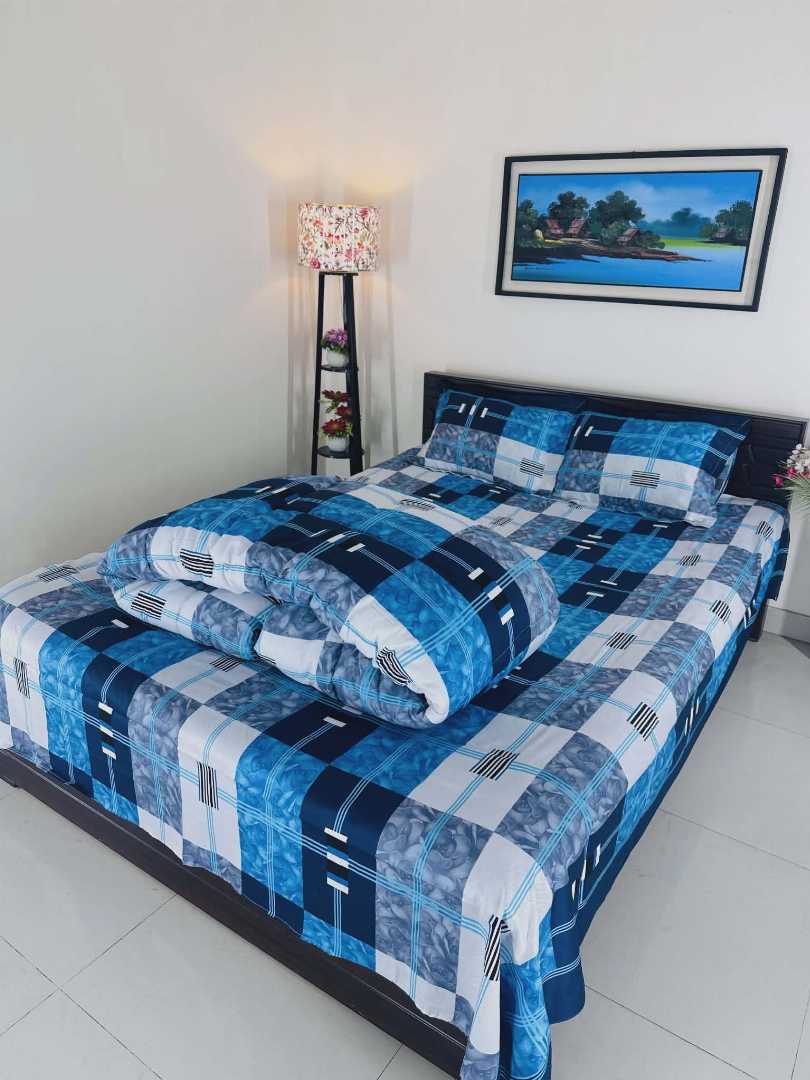 High-Quality,Fiber-Filled,Comforter,–,Soft,,Warm,&,Skin-Friendly